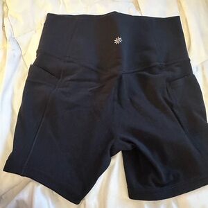Athleta salutation stash black 5” in shorts